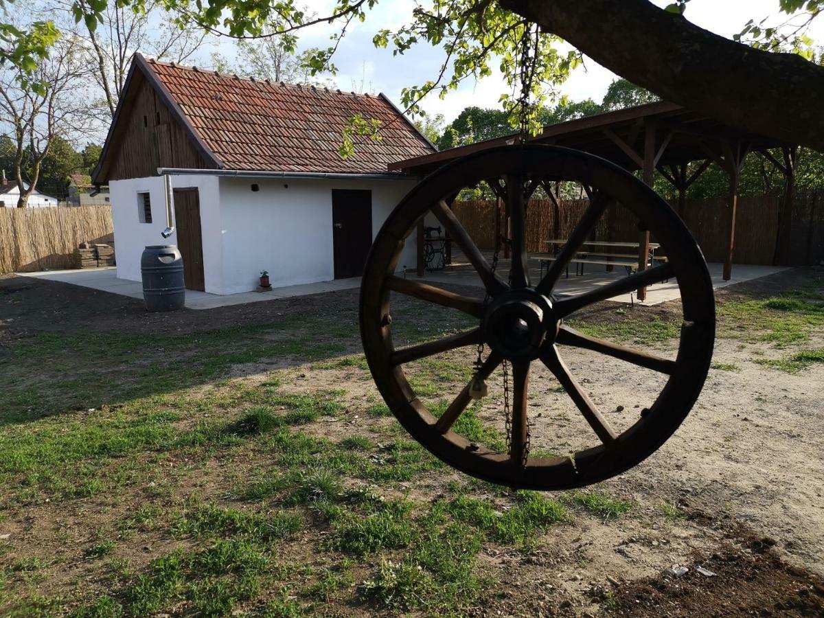 Villa Hársfák Mezokovacshaza Exterior foto