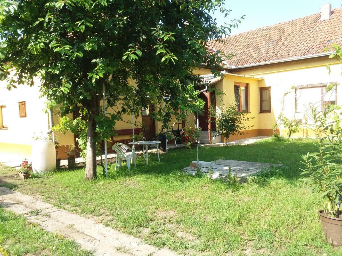 Villa Hársfák Mezokovacshaza Exterior foto